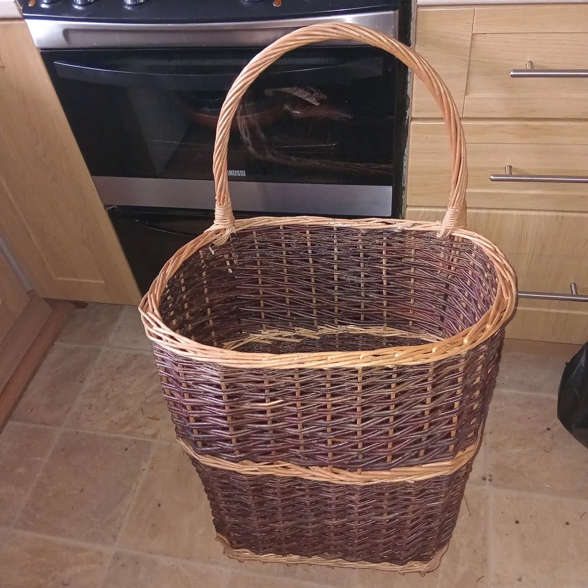 Large wicker basket - Image 1