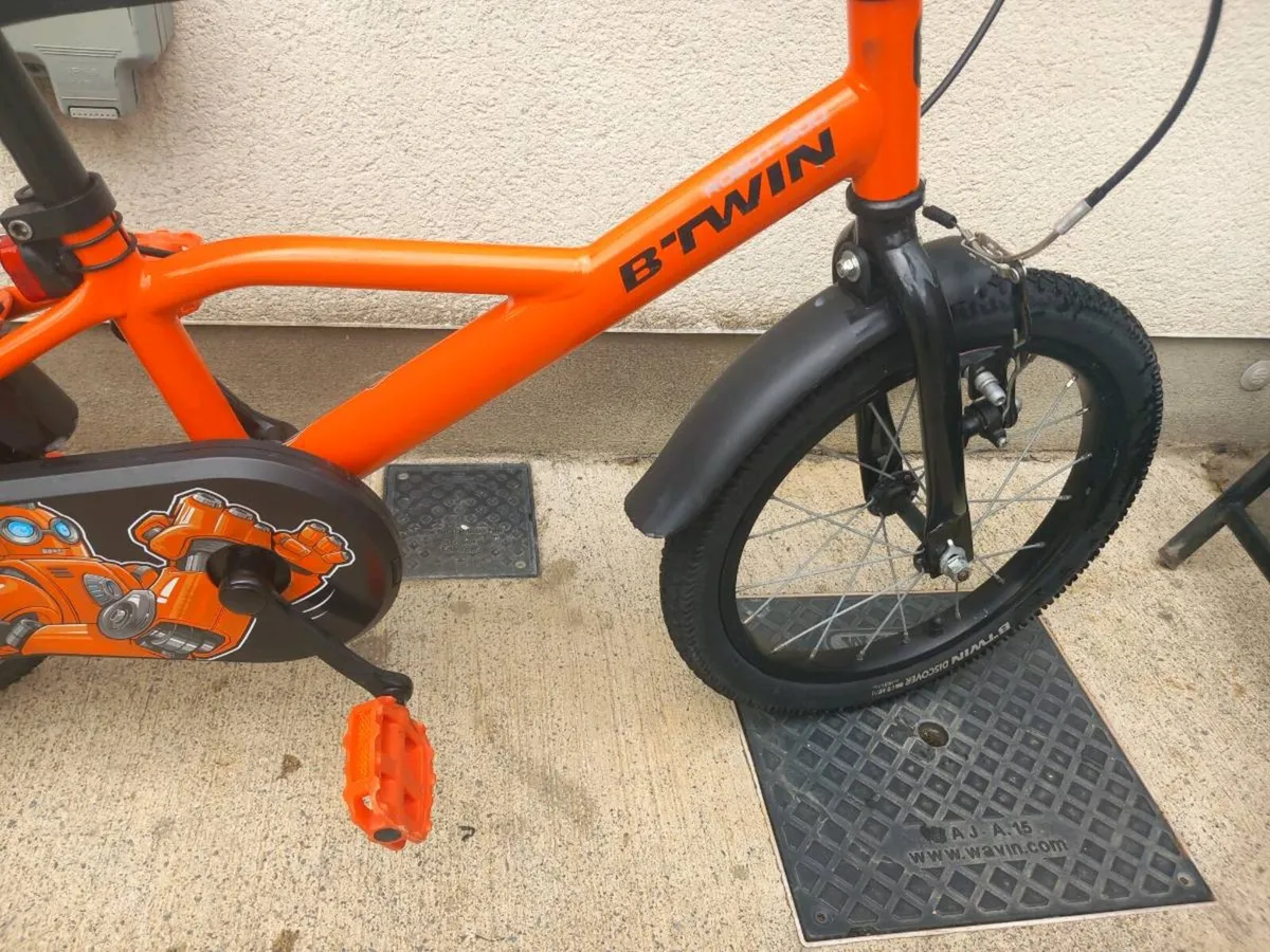 Kids Btwin 500 robot bike size 16 inch wheels - Image 4