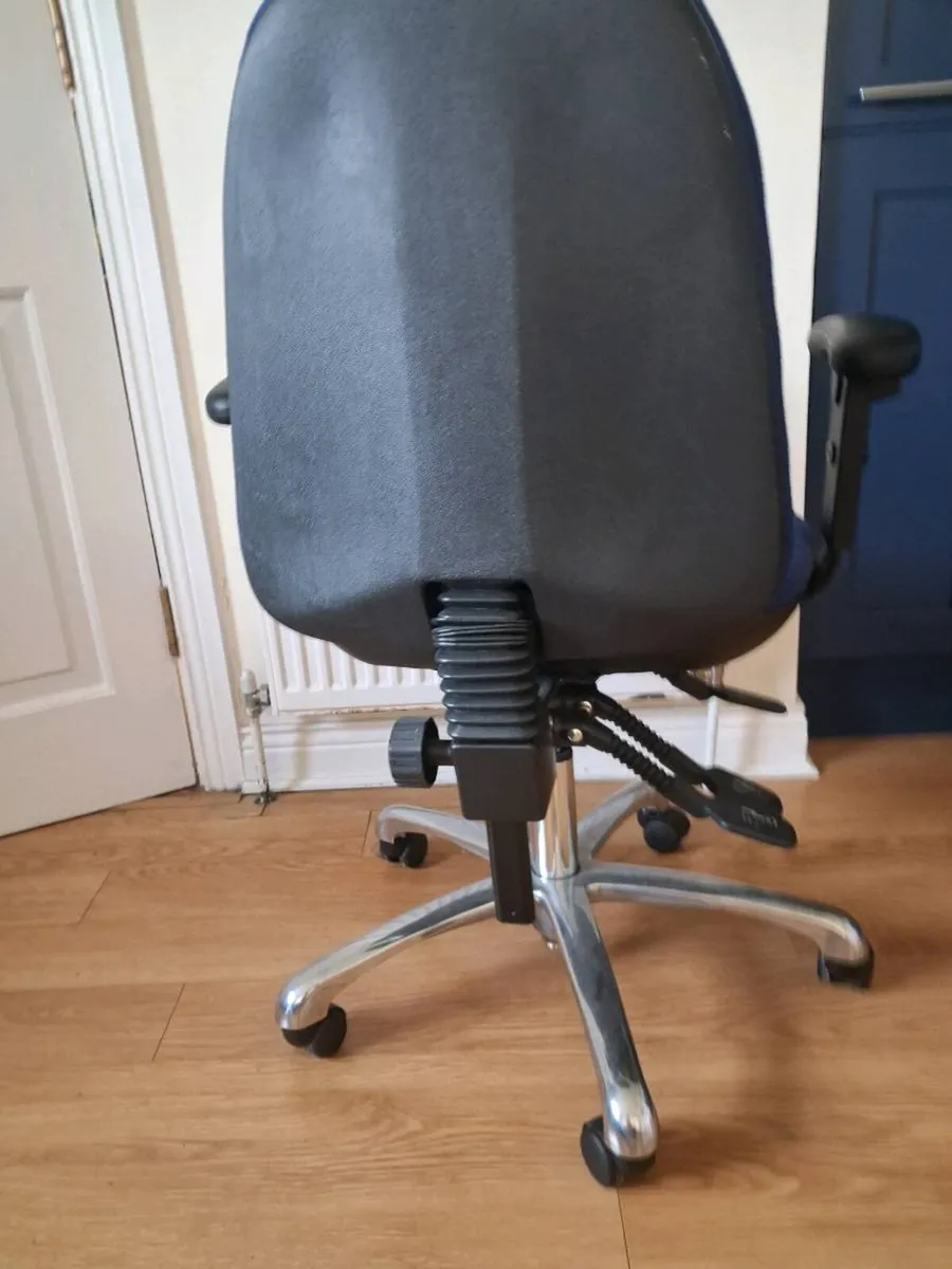 Office chair - Image 3