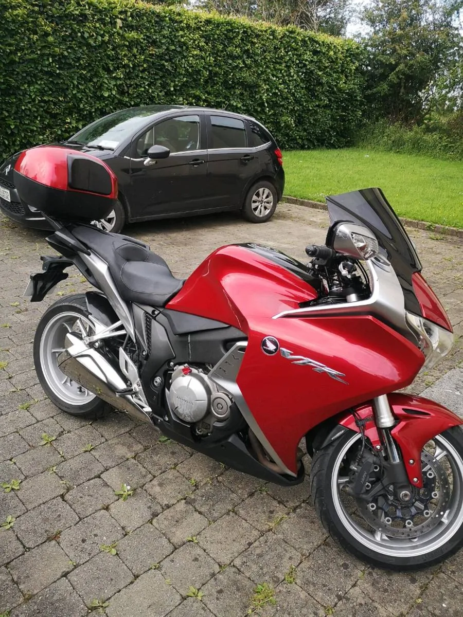 Honda VFR 1200 F - Image 2