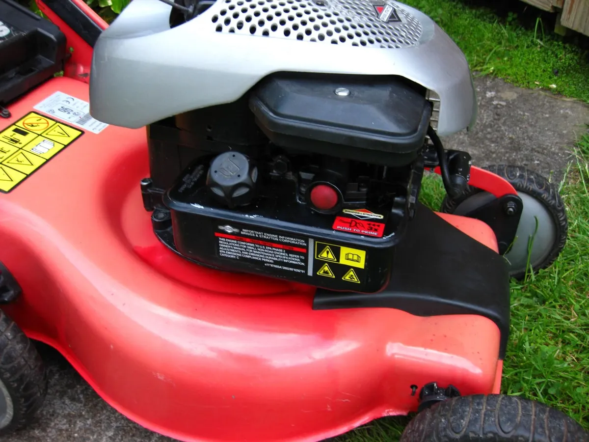 SNAPPER / Briggs & Stratton 4.5HP Petrol Mower. - Image 3