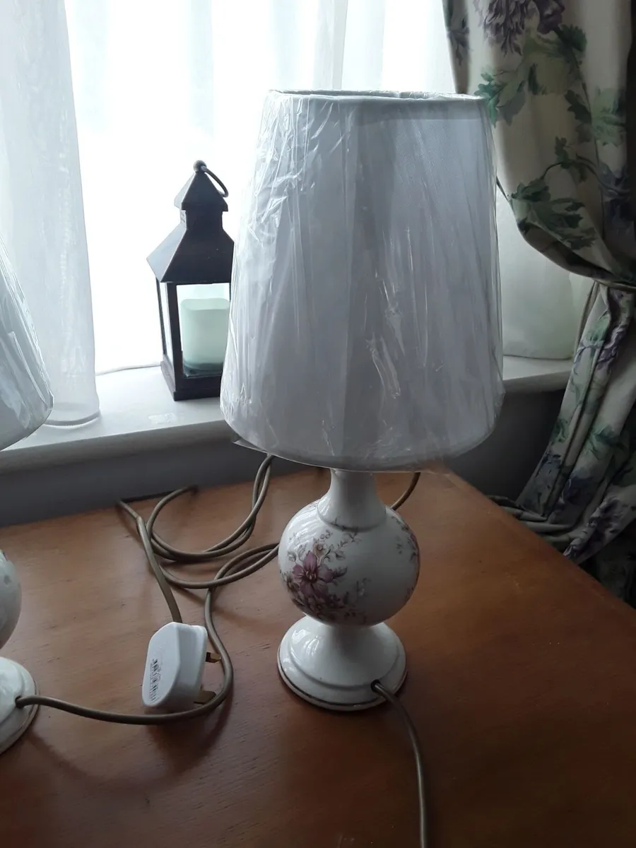 2 Vintage table lamps brand new white plated shade - Image 2