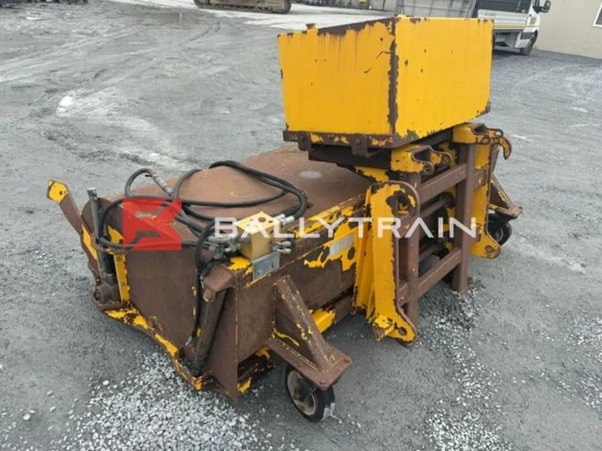 JCB Yard Sweeper - Image 4