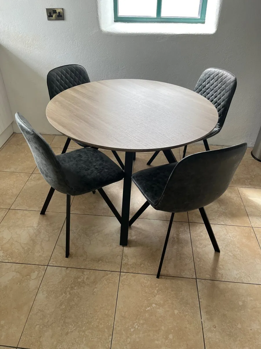 Table & chairs