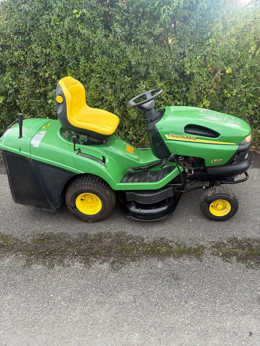 John Deere LR135 Ride On Lawnmower - Image 2