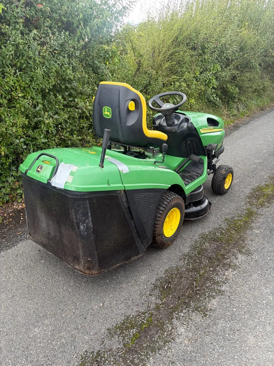 John Deere LR135 Ride On Lawnmower - Image 4