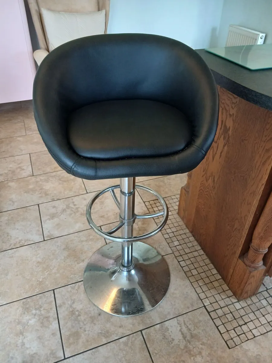 Makeup chair - Image 1