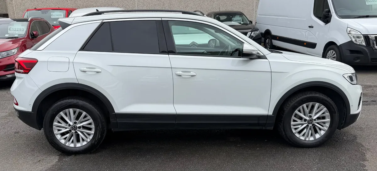 2023 Volkswagen T-Roc Commercial - Image 3