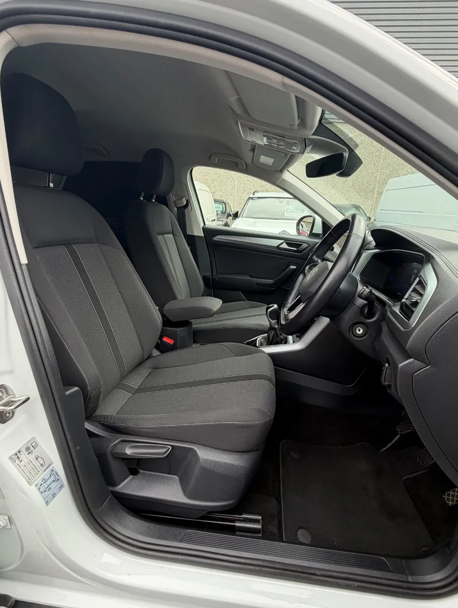 2023 Volkswagen T-Roc Commercial - Image 4