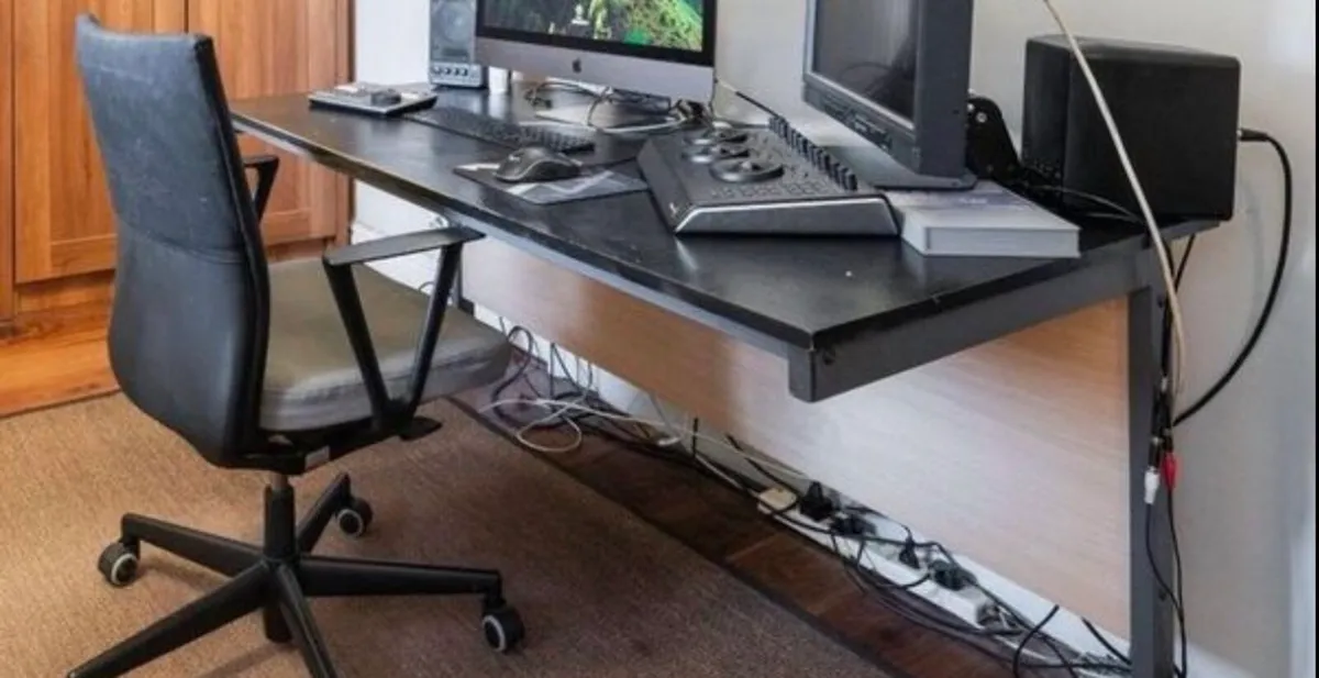 Office desk - Image 1