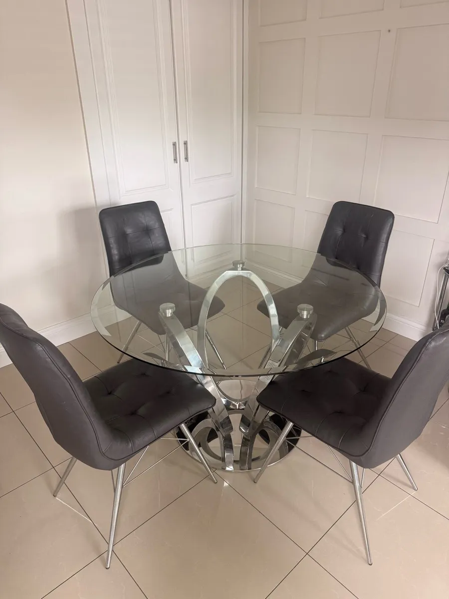 Dining room table and chairs - Image 1