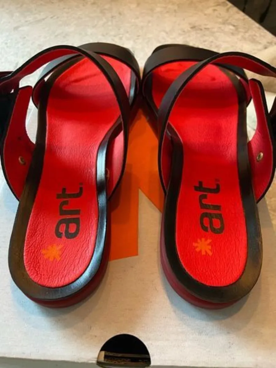 ART Women's Slip on 100% Leather Sandals Brand New - Image 4