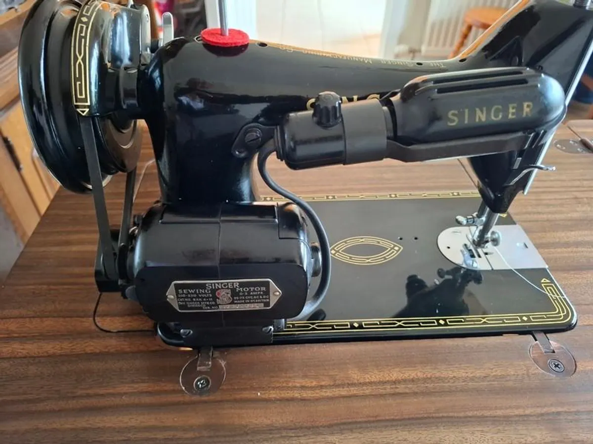 Vintage Singer Sewing Machine - Image 4
