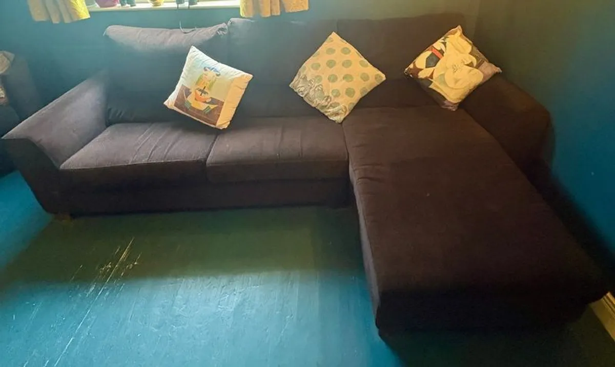 l- shaped - in good condition - smoke and pet free - Image 1