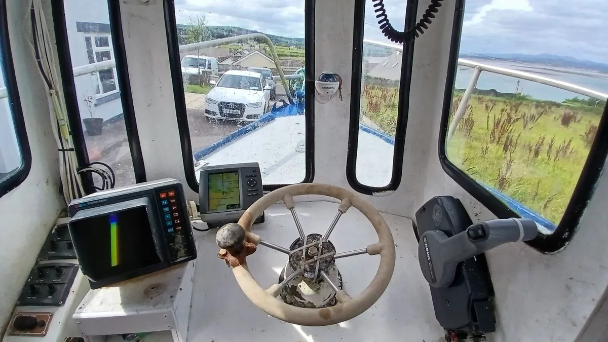 Fishing boat - Image 4