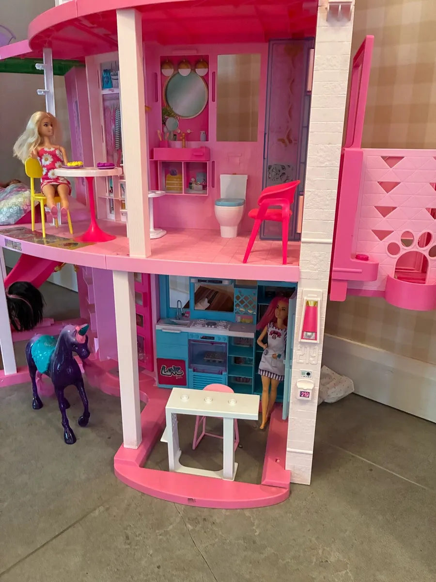 Barbie Dream Villa Pool Party Doll house + items - Image 4