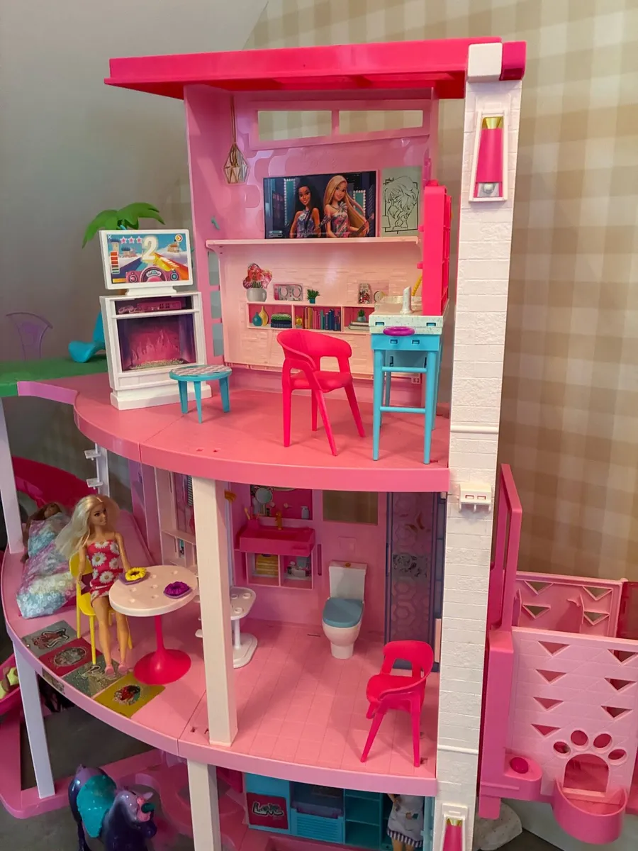 Barbie Dream Villa Pool Party Doll house + items - Image 3