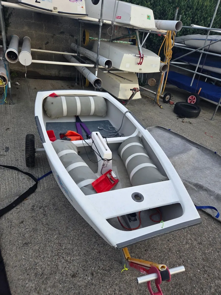 Optimist sailing dinghy - Image 1