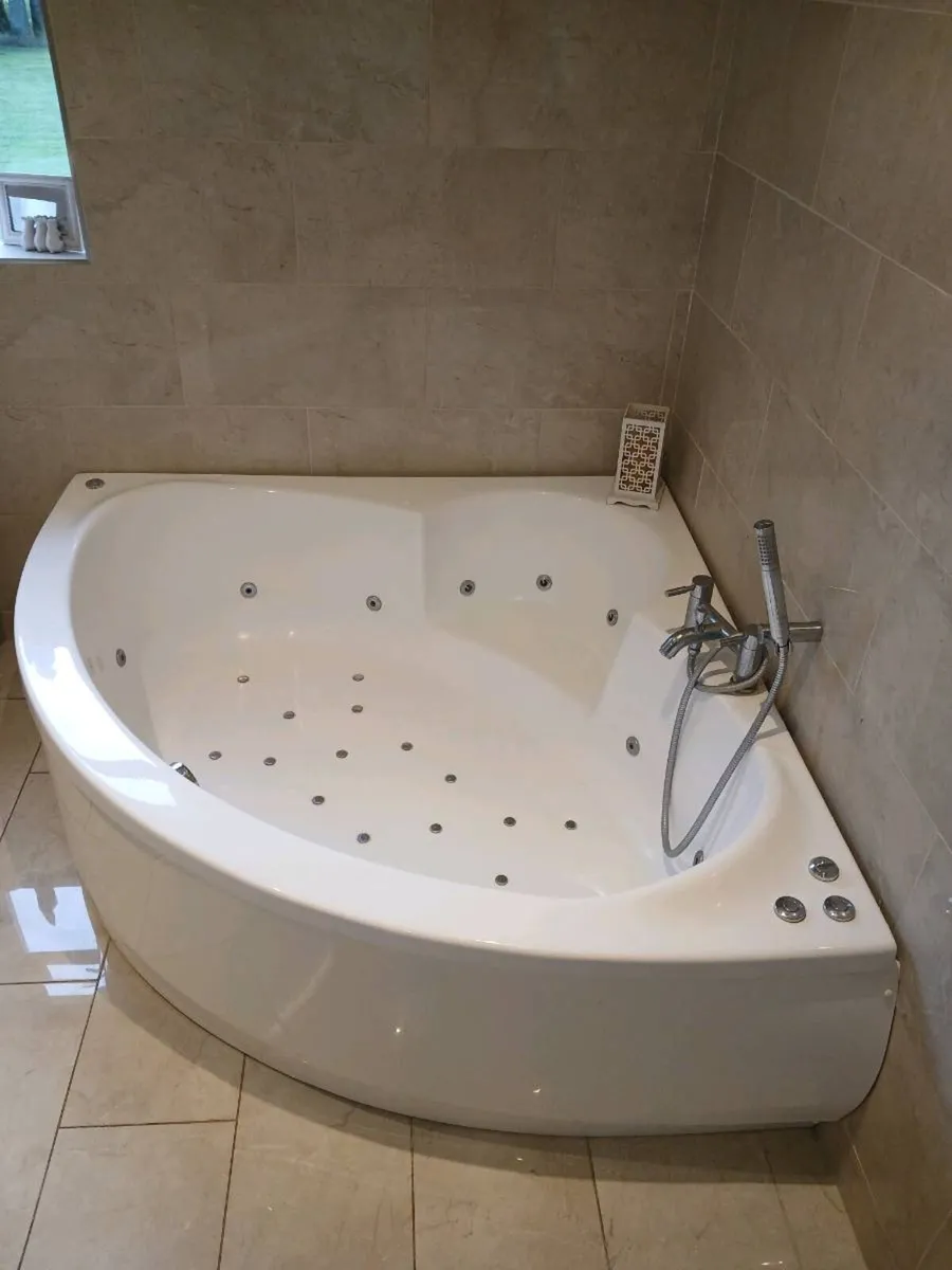 Jacuzzi corner bath - Image 1