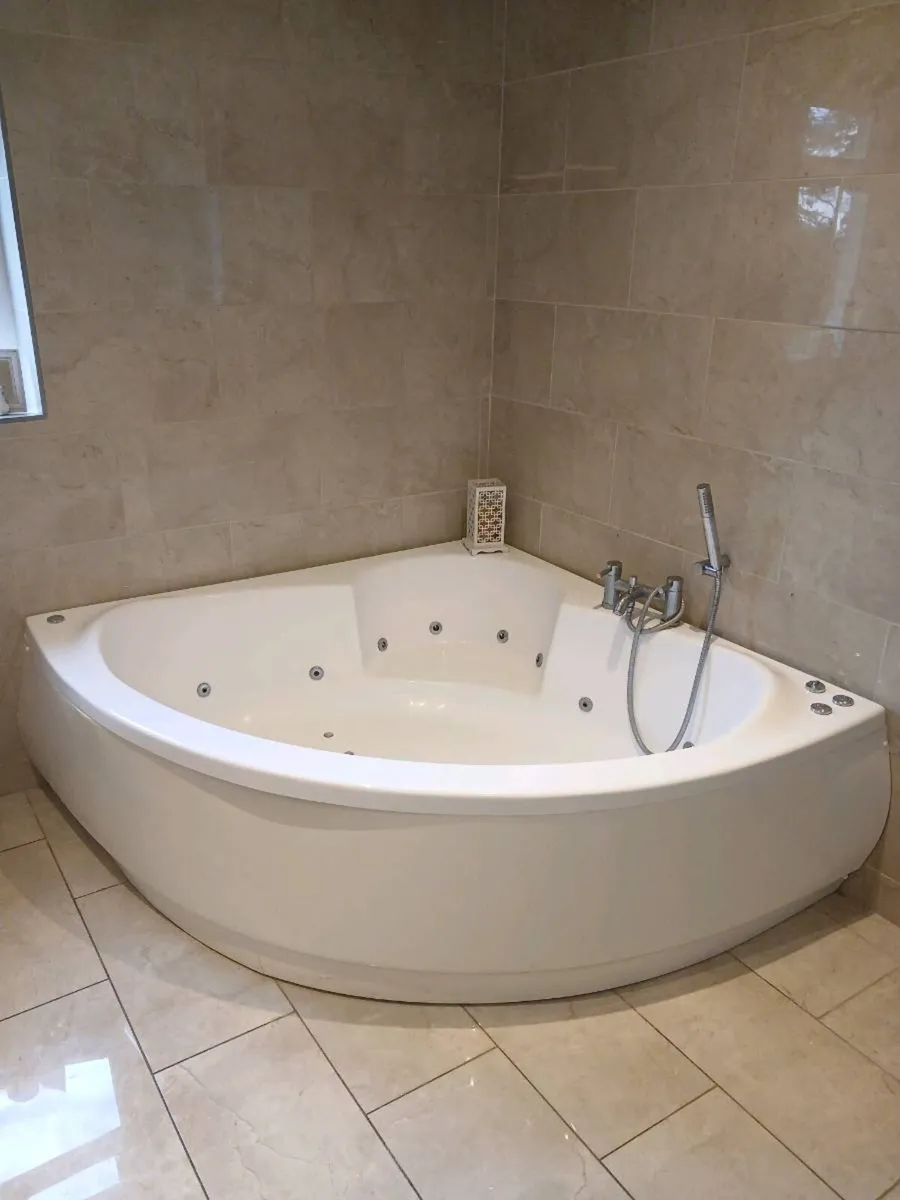 Jacuzzi corner bath - Image 3
