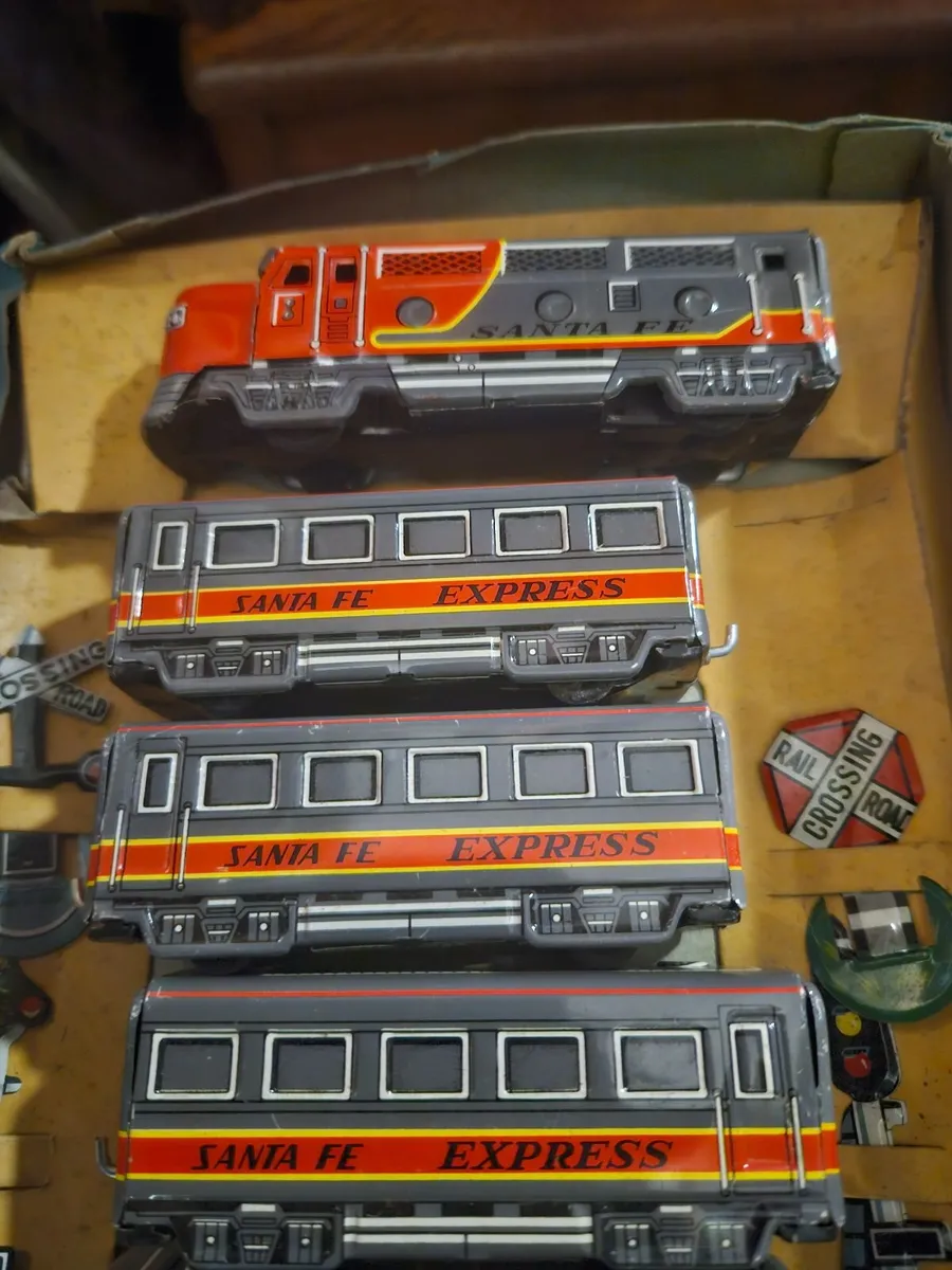 Vintage Tinplate Haji Train Set - Image 2