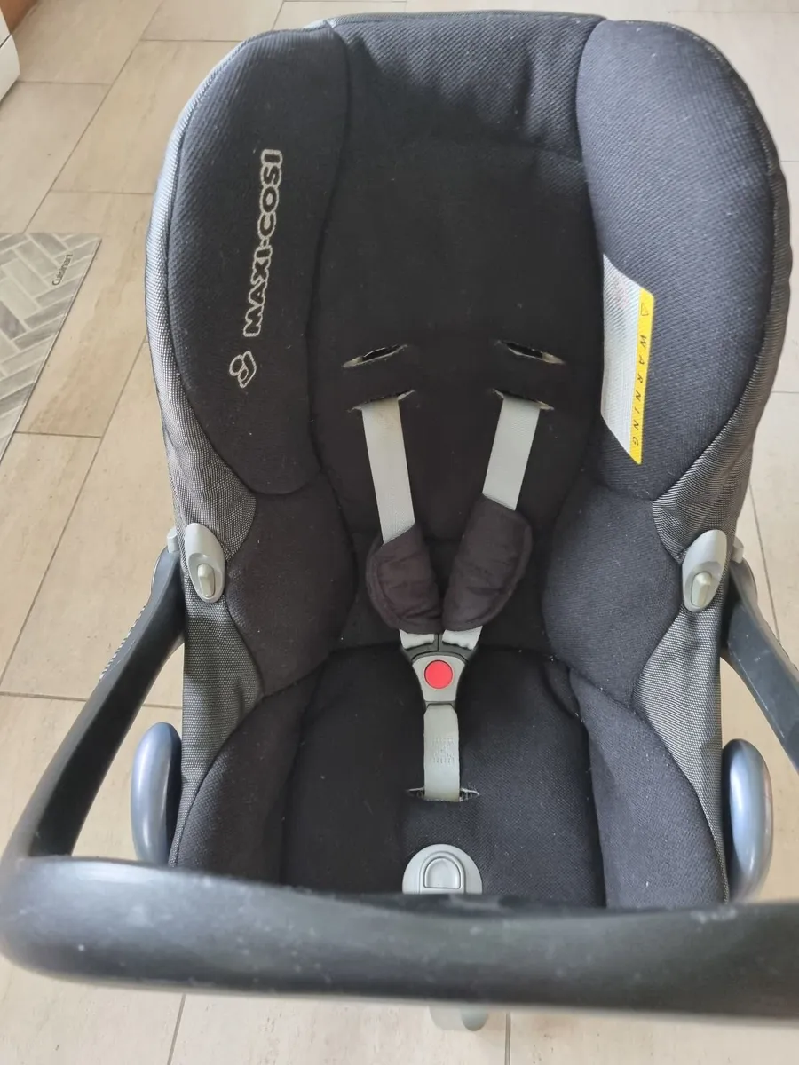 Maxi Cosi baby car seat and childs car seat - Image 2