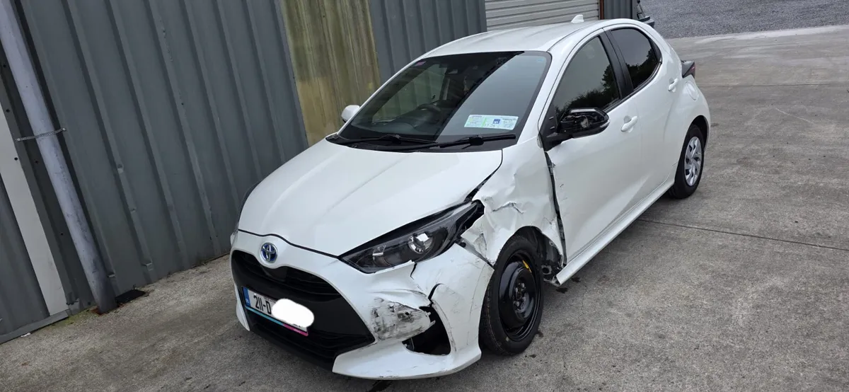 211 TOYOTA YARIS HYBRID - Image 3