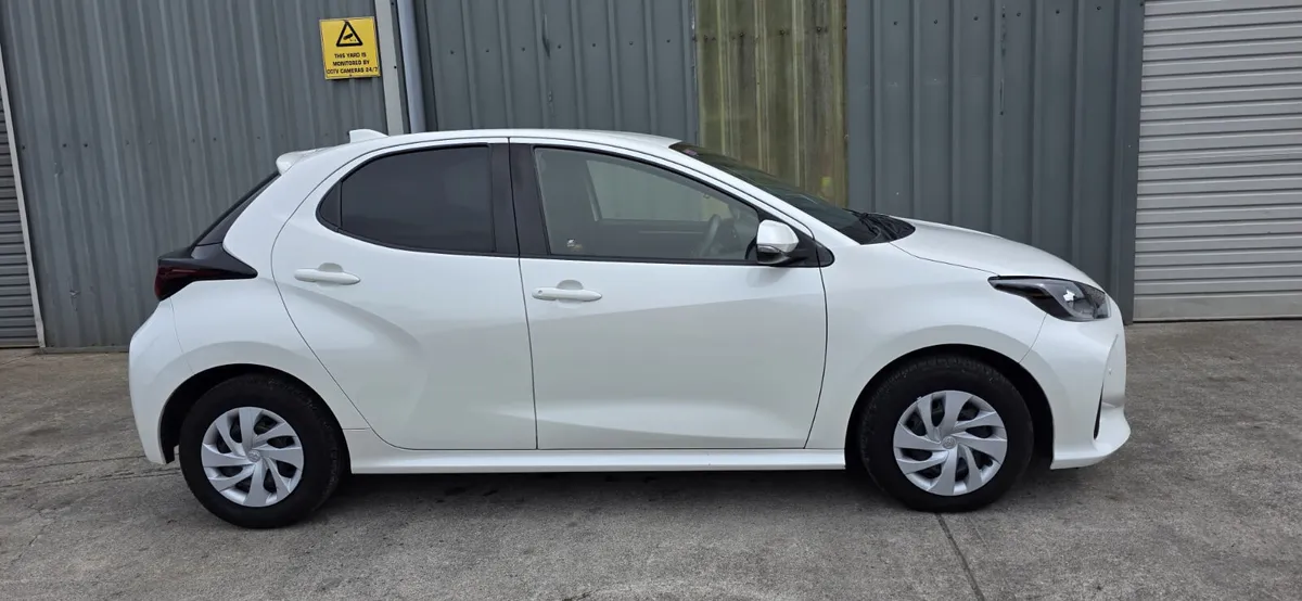 211 TOYOTA YARIS HYBRID - Image 4