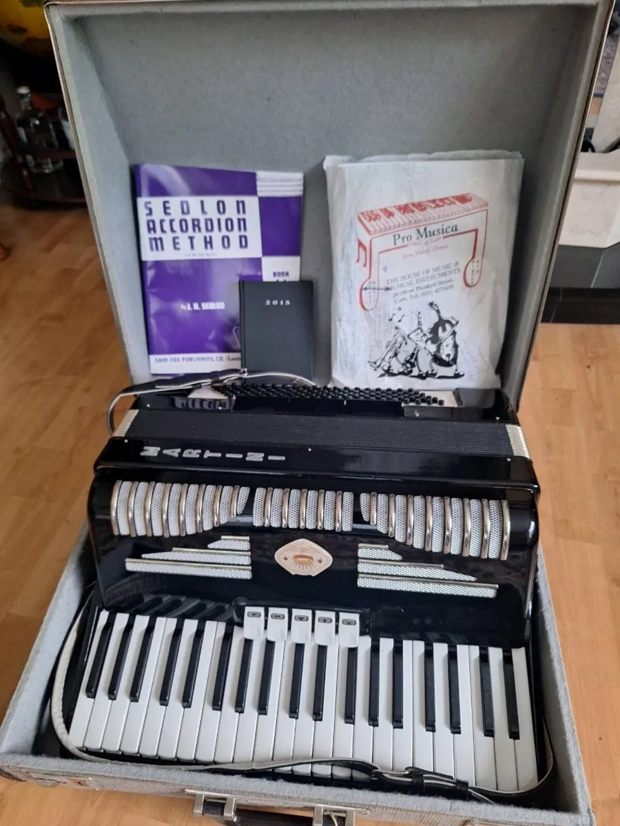 Martini120 Bass Piano Accordian - Image 2