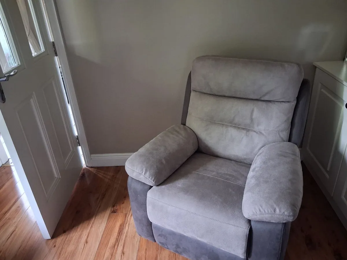 Suite of Furniture - Image 4