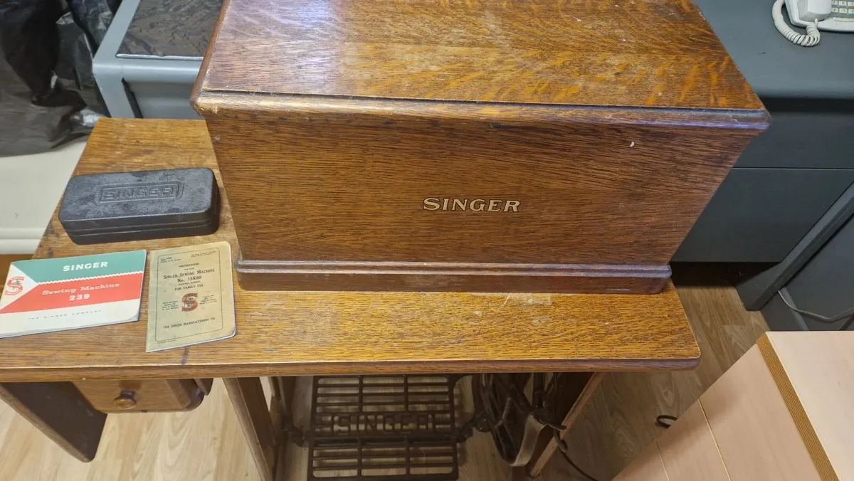 Singer Sewing Machine - Image 3