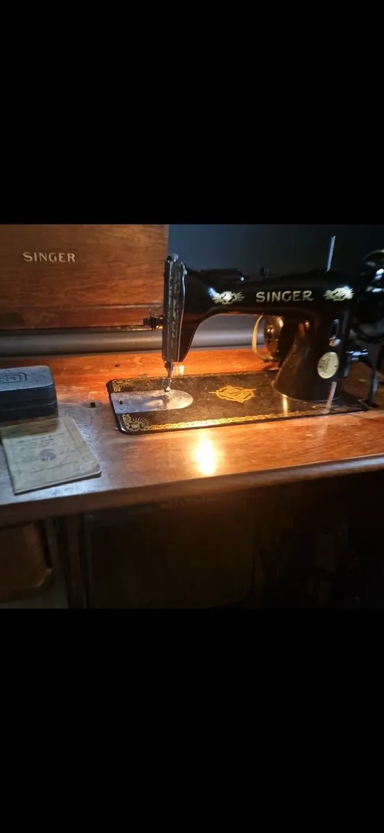 Singer Sewing Machine - Image 4