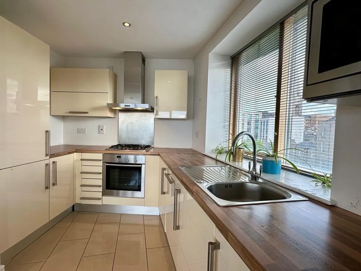 Immaculate High Gloss Kitchen & NEFF Appliances - Image 1