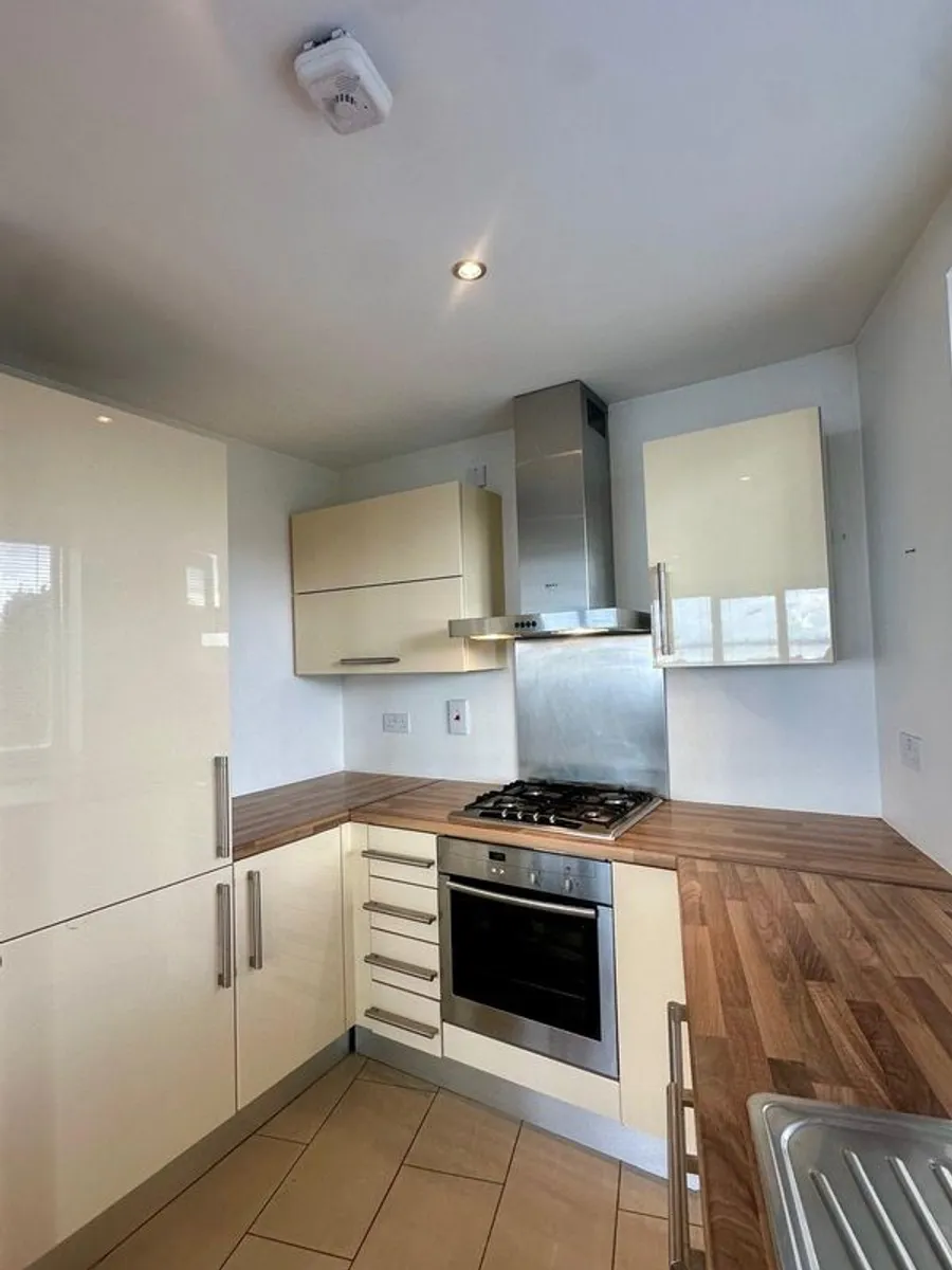 Immaculate High Gloss Kitchen & NEFF Appliances - Image 2