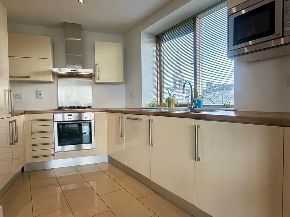 Immaculate High Gloss Kitchen & NEFF Appliances - Image 3