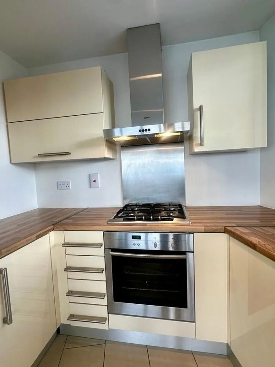 Immaculate High Gloss Kitchen & NEFF Appliances - Image 4