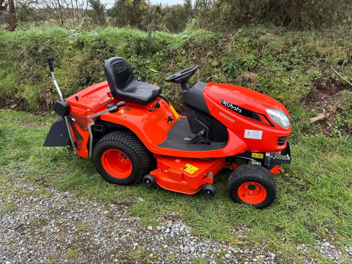 Kubota GR2120 Tractor Lawnmower (Like New) - Image 1