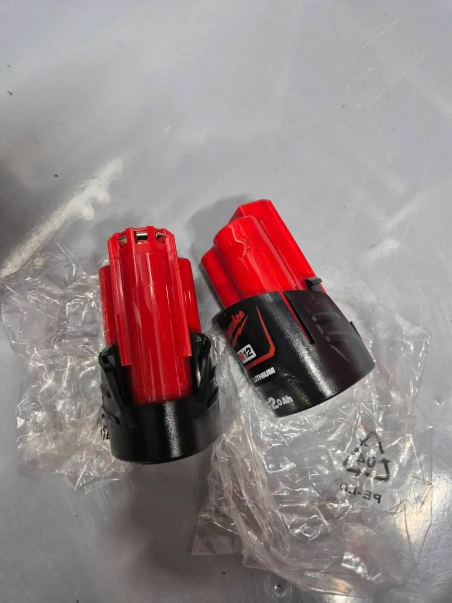 Milwaukee M12 2.0amp batteries x2 - Image 2
