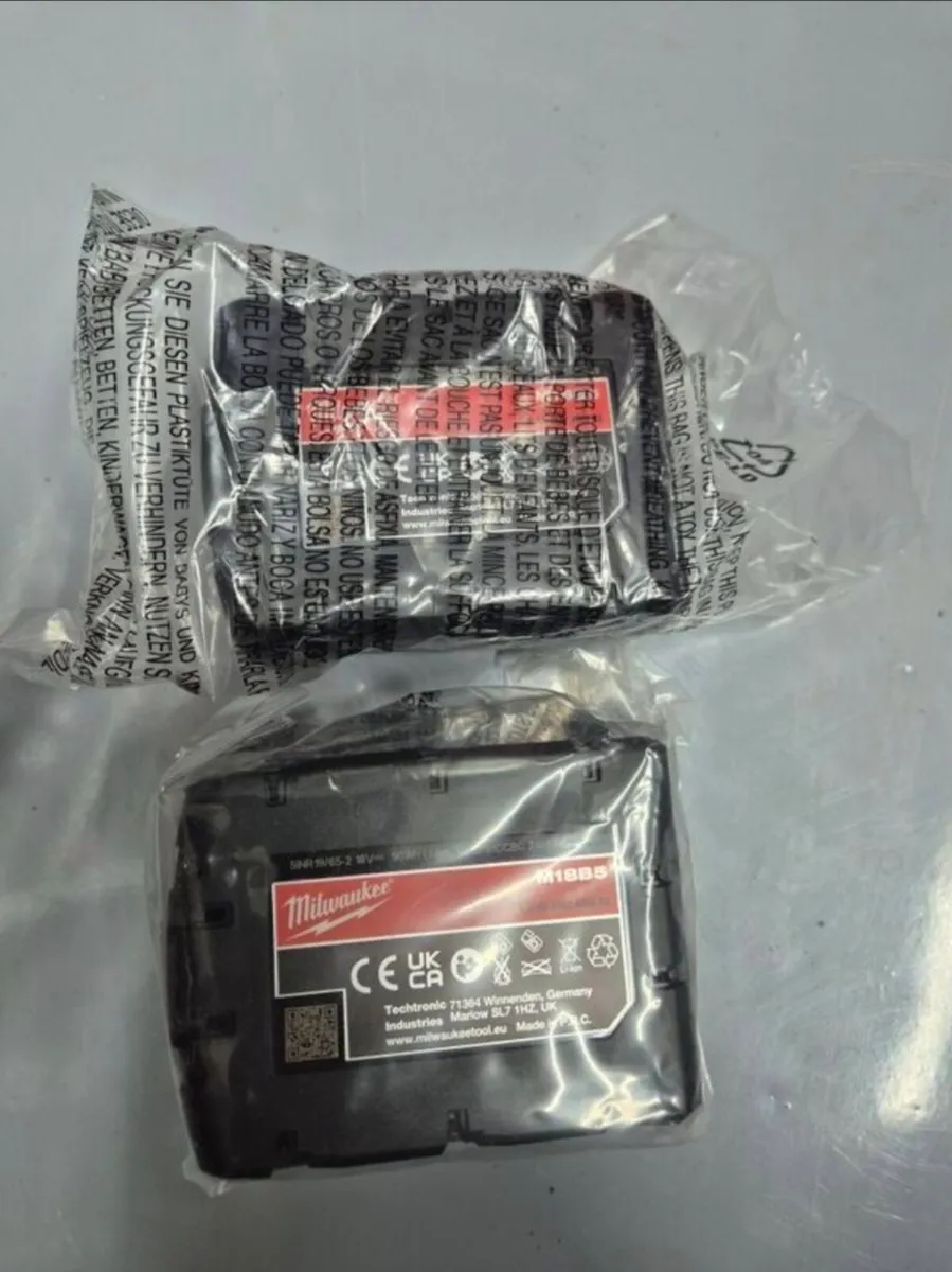 Milwaukee M18B5 5.0Ah Batteries x2 - Image 2