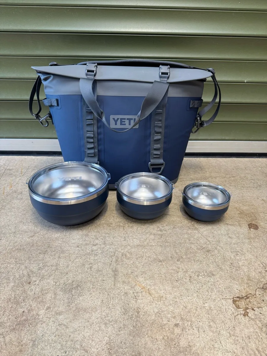 Yeti M30 tote cooler bag plus bowls - Image 1