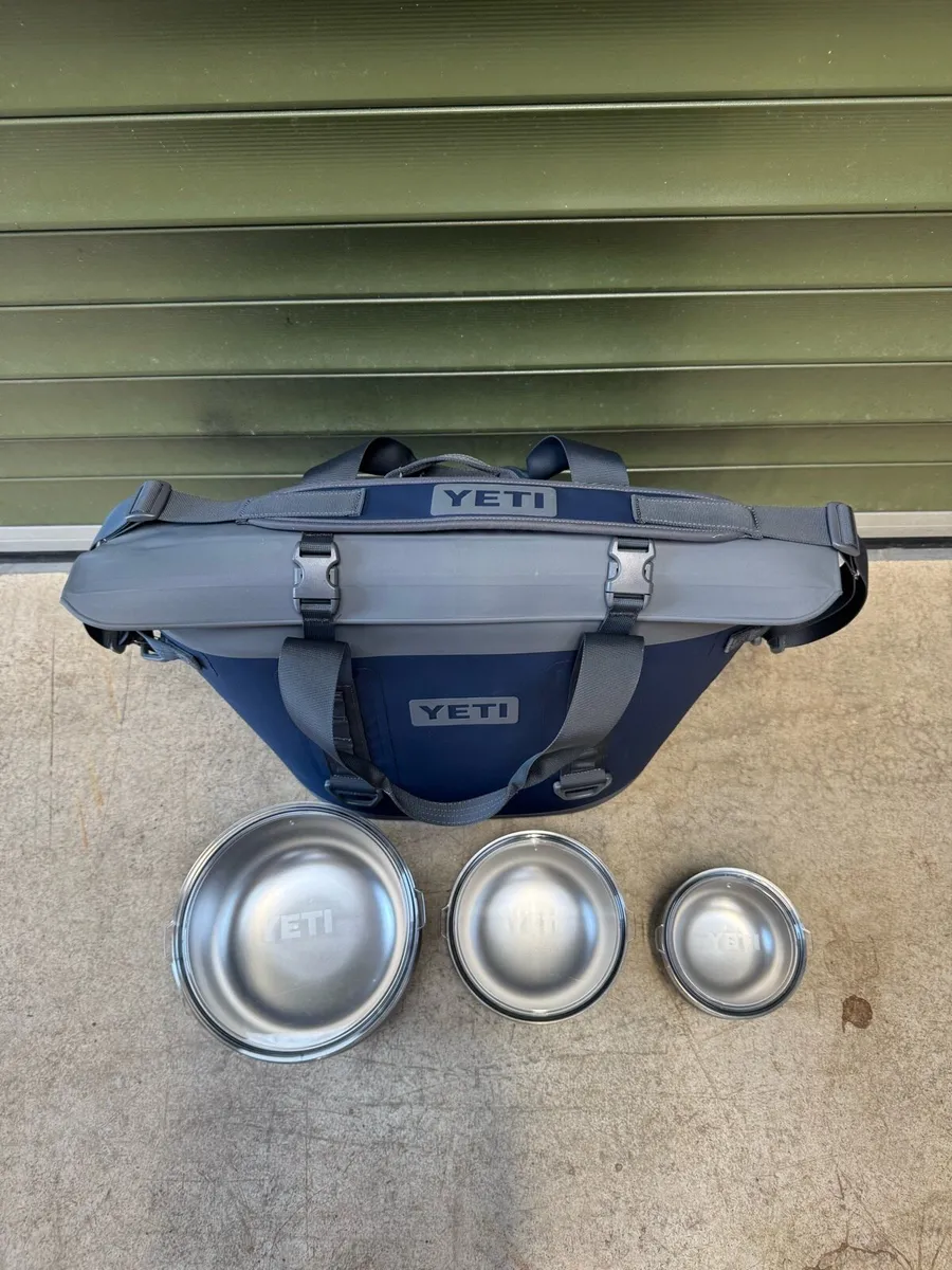 Yeti M30 tote cooler bag plus bowls - Image 2