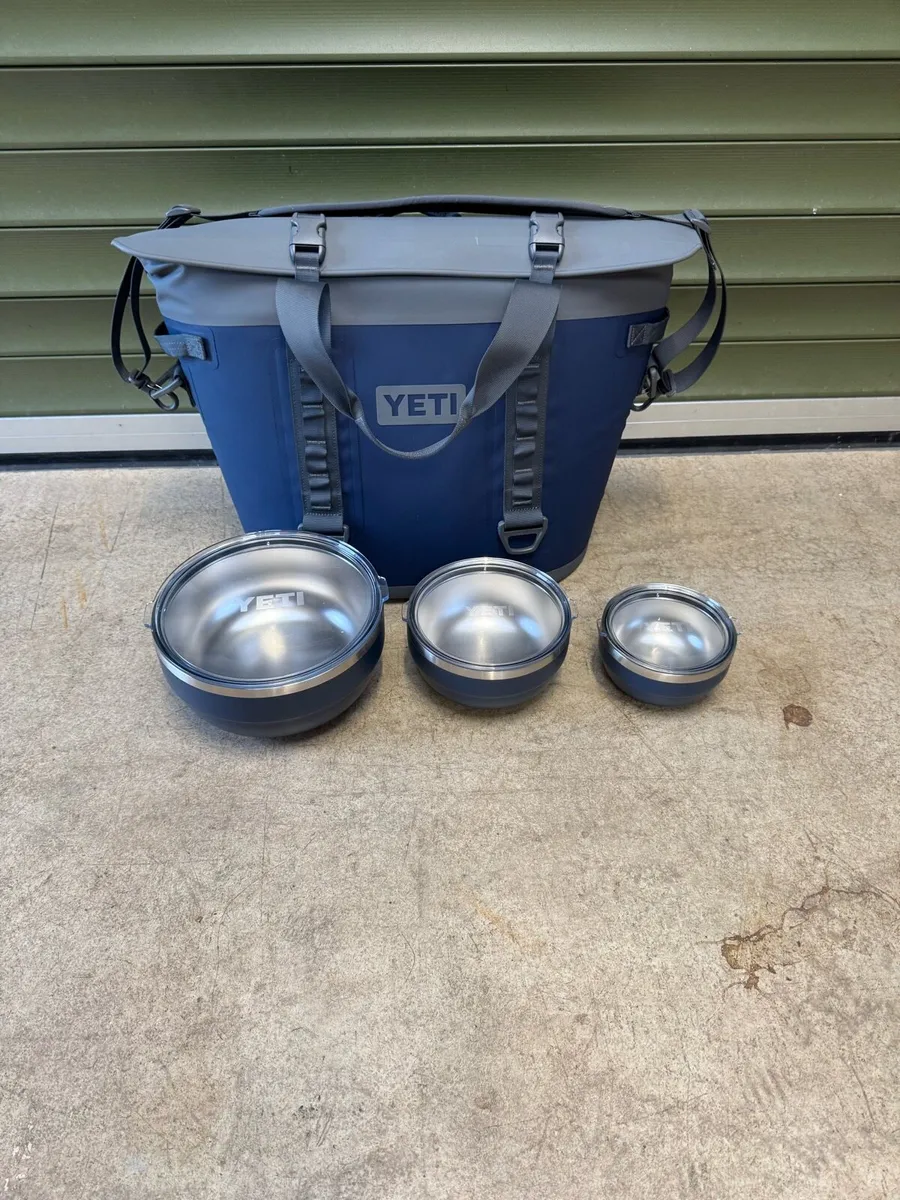 Yeti M30 tote cooler bag plus bowls - Image 3