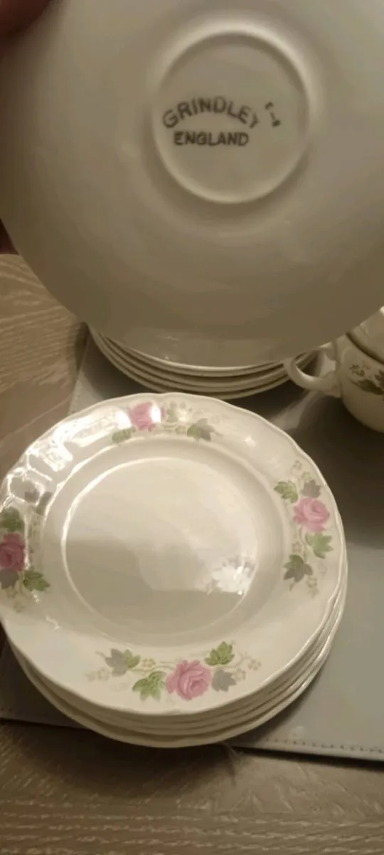 Vintage 18 piece cup saucer and plate set - Image 4