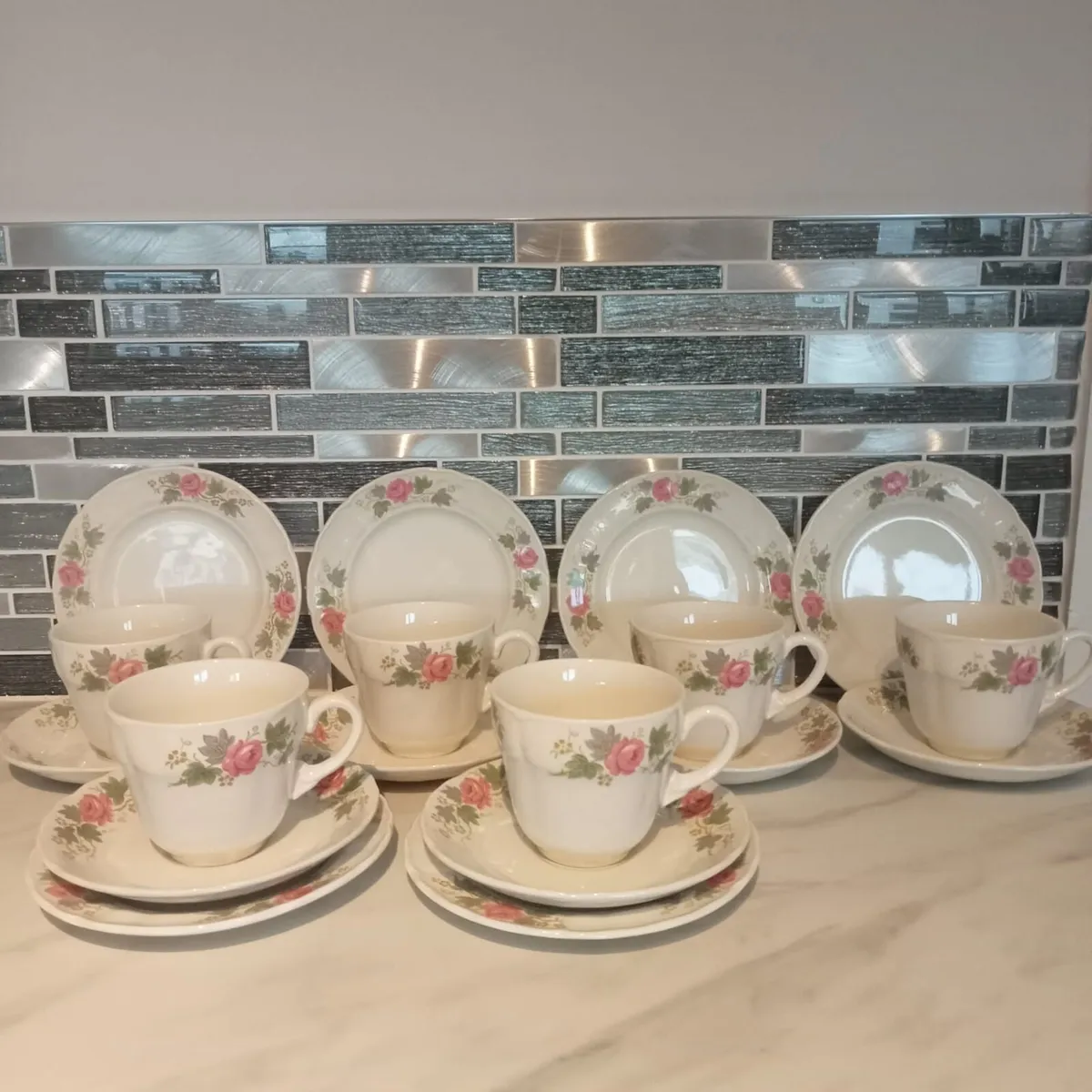 Vintage 18 piece cup saucer and plate set - Image 1