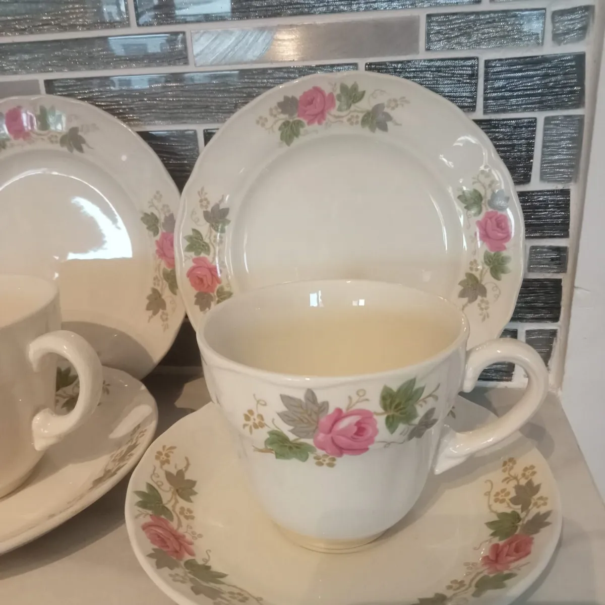 Vintage 18 piece cup saucer and plate set - Image 3