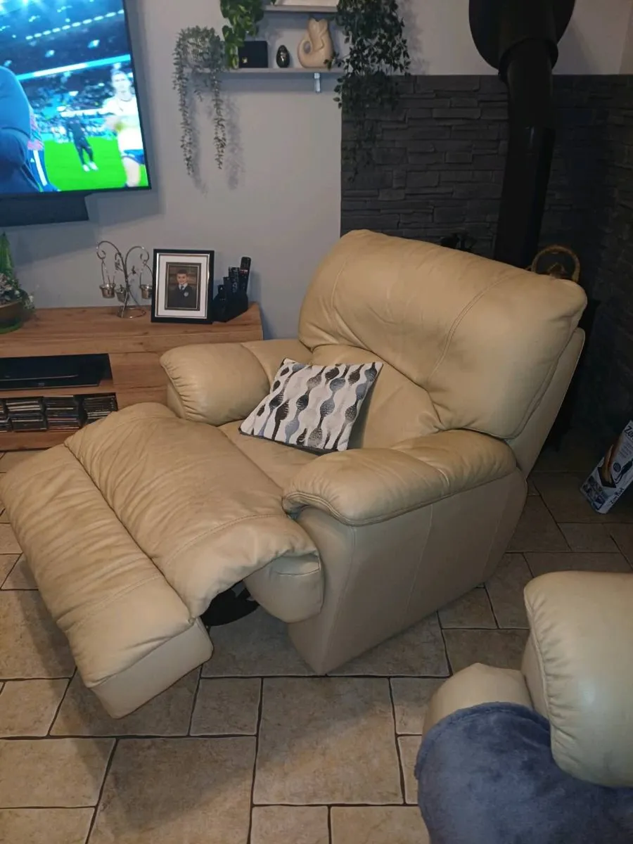 Leather recliner armchair - Image 2