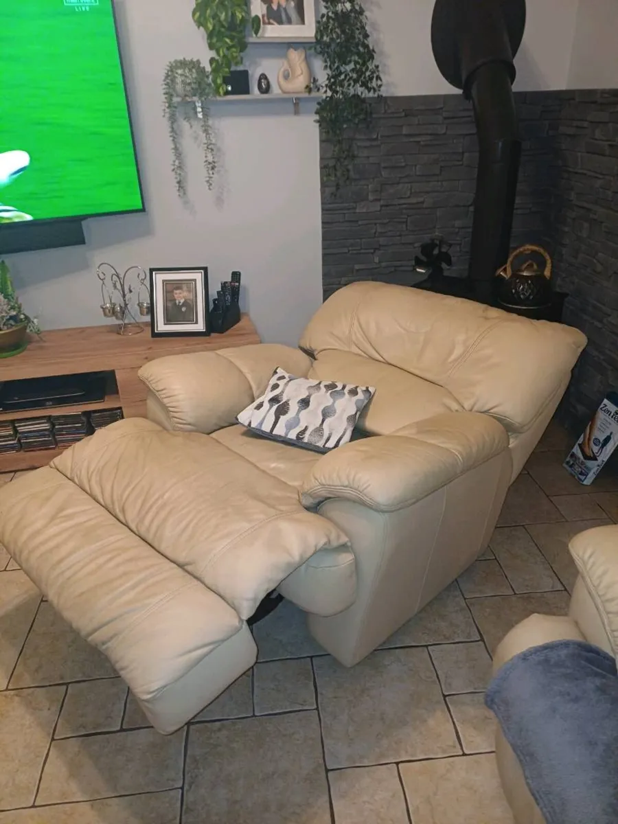 Leather recliner armchair - Image 3
