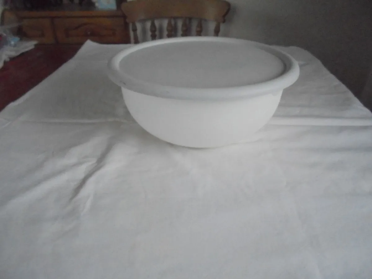White Plastic Bowls x 4 for Sale - Image 3