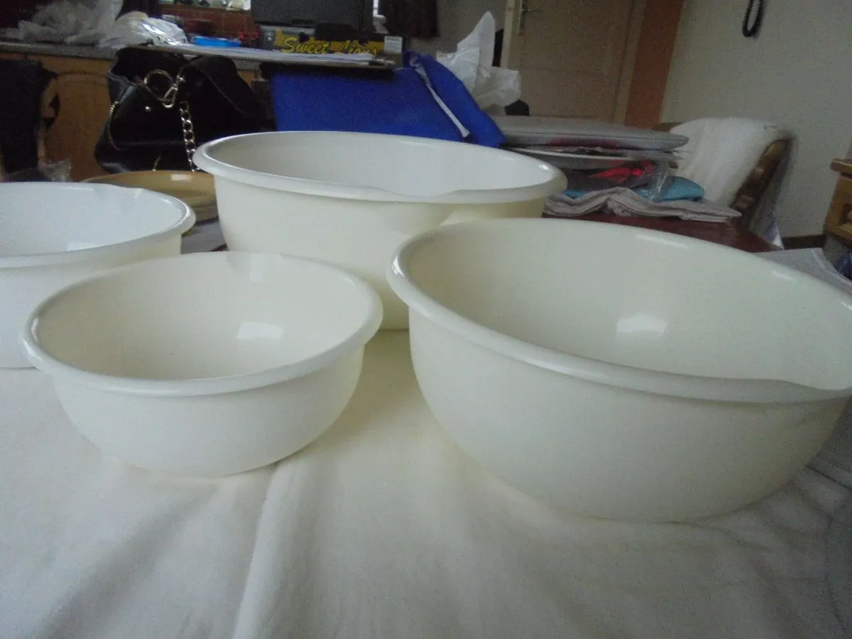 White Plastic Bowls x 4 for Sale - Image 4