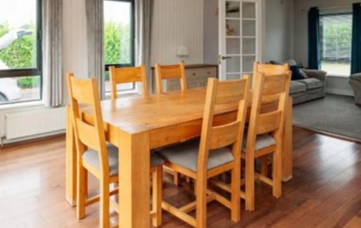 Dining table with 6 chairs - Image 1